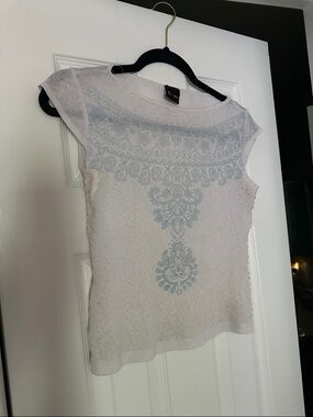 Women’s Light Gray Short-Sleeve Tee with Pale Blue Ornamental Motif